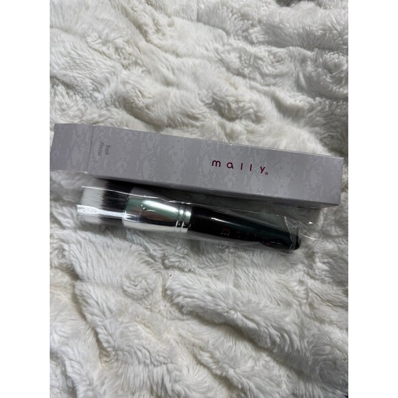 Mally Women's Foundation Brush - Picture 1 of 3